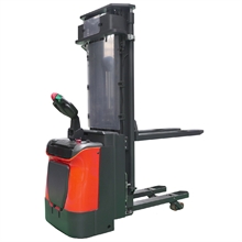 Ride-on electric stacker with power steering 1600 kg mast 3600 to 4600 mm - 