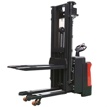 Ride-on electric stacker with power steering 1600 kg mast 3600 to 4600 mm - 