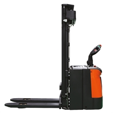 Ride-on electric stacker with power steering 1600 kg mast 3600 to 4600 mm - 