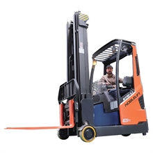 Chariot à mât rétractable lithium avec une capacité de charge de 1600 kg et une hauteur d'élévation de 4500 à 9500 mm - 